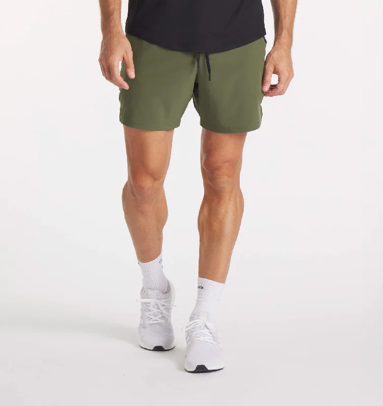 Men's pleated front twill shorts for a classic and sophisticated appearanceStride Short [5.5"]