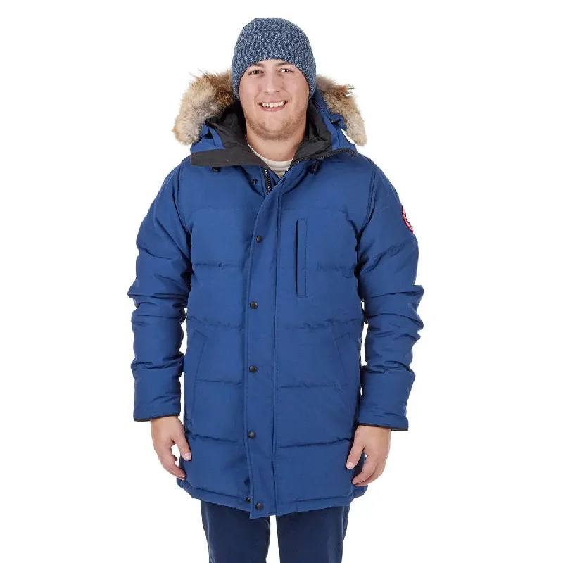 Men coats with a contrasting trim for a fashion - forward aestheticCanada Goose Men's Carson Parka