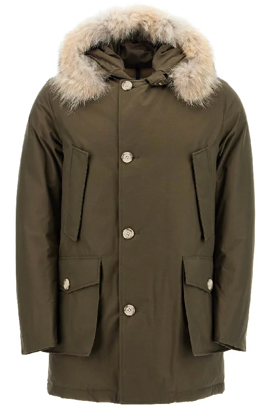 Slim - fit men coats in navy blue for a classic and sophisticated appearanceWoolrich Men's "Arctic Parka In Ramar Cloth